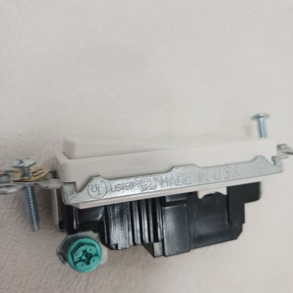 3 SWITCHES Leviton Decora 15 AMP Single 15A-120/277V AC/CA Used Good Works - Picture 11 of 11